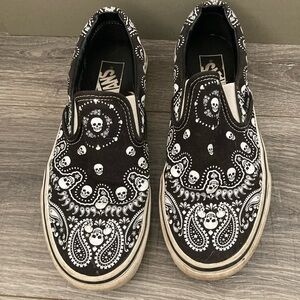 Black skull bandana vans